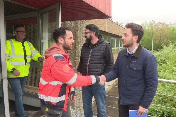 Le député Damien Maudet s'est déplacé le 2 mai à l'entrepôt Easydis à Limoges pour tenter d'aider à trouver une solution