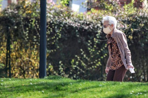 Une personne masquée à Roubaix en avril.