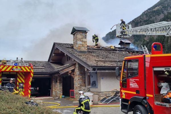 Un chalet s'est embrasé à Thônes (Haute-Savoie) le 5 avril 2021, provoquant un important dégagement de fumée.