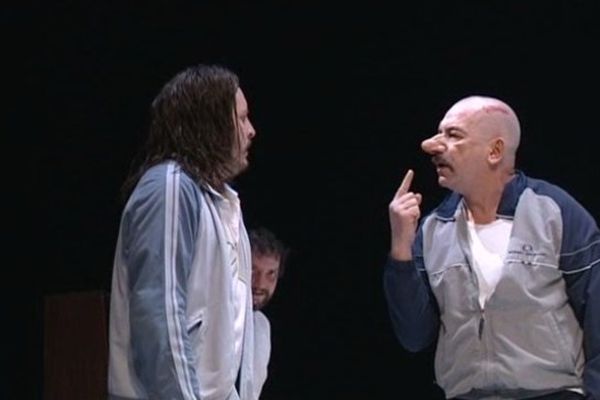 Philippe Torreton incarne Cyrano sur les planche du théâtre des Célestins ... un cyrano en marcel et survêtement dans un asile psychiatrique.