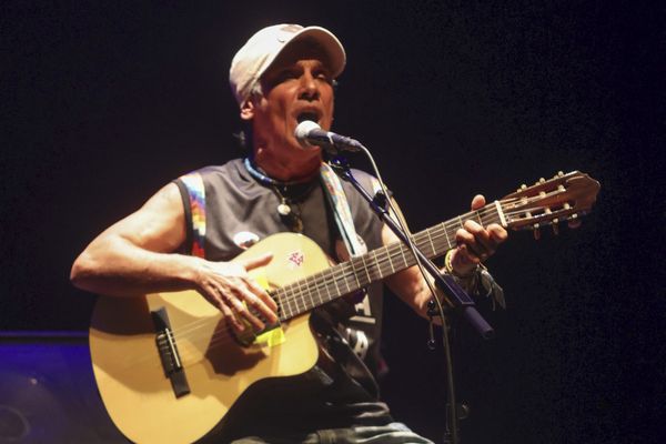 Dix-sept ans après la sortie de son dernier album, le chanteur Manu Chao se produira sur la scène du festival La Poule des Champs.