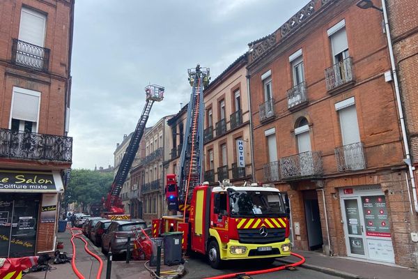 L'incendie s'est déclaré au deuxième étage d'un hôtel, rue Caffarelli, entre la place Belfort et la rue Bayard, à Toulouse (Haute-Garonne).