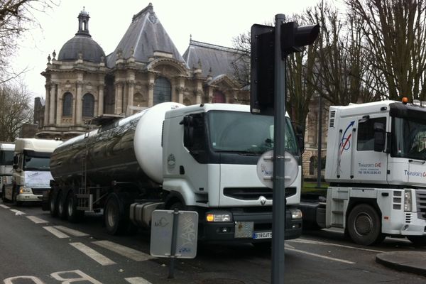 Les camions sur le Boulevard de la Liberté à Lille ce lundi matin. 