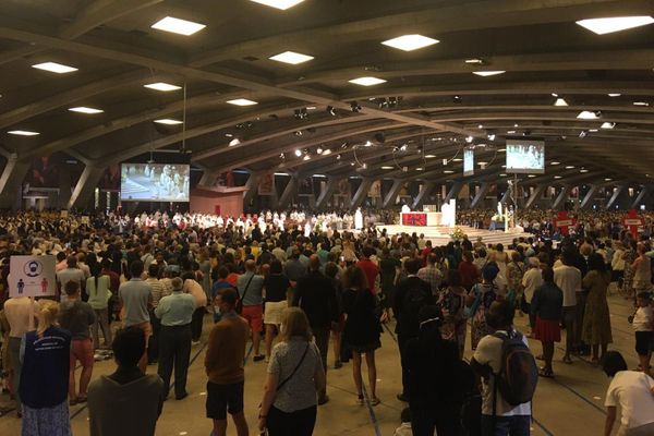 En temps normal Lourdes attire 25 000 pèlerins pour les célébrations de l'Assomption. Cette année, l'accès est limité à 10 000 personnes. 