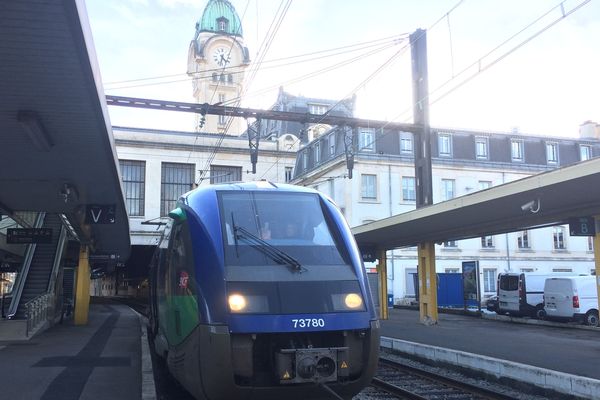 Depuis mars 2018, le TER qui relie Limoges à Angoulême doit s'arrêter aux portes de la Charente où les voies sont en trop mauvais état