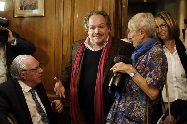 Le Goncourt à Mathias Enard pour "Boussole". Ravie, son éditrice Françoise Nyssen est en blanc à sa gauche.