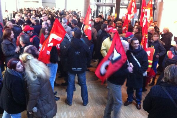 Plusieurs centaines de manifestants envahissent le hall de la mairie de Bourges, le 5 février. 