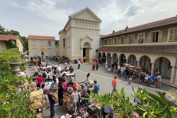 Avant de céder leur place aux Petites Sœurs des pauvres, les sœurs Clarisses ont vendu leurs biens lors d'un vide-grenier.