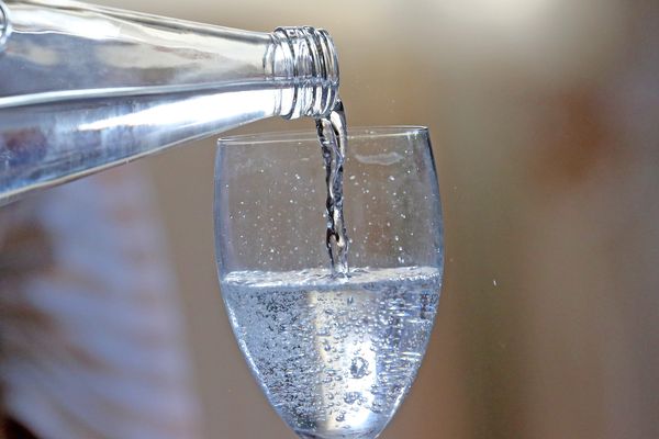 Un des premiers conseils en période de canicule : boire au moins 1.5 litres d'eau par jour.