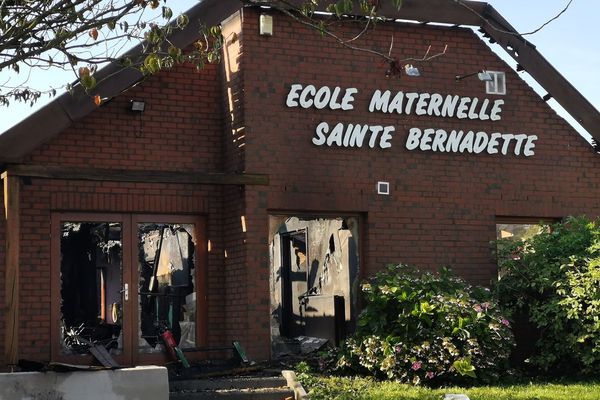 L'intérieur de l'école Sainte Bernadette a été réduit en cendres.