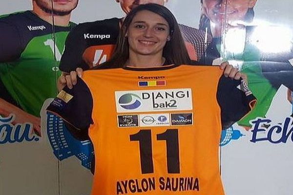 Camille Ayglon signe au CSM Bucarest - avril 2016.