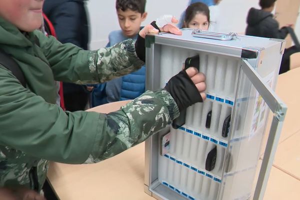 Chaque jour, des boîtes sont disposées dans les salles de classe pour accueillir les téléphones des élèves