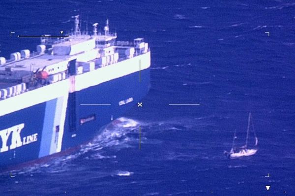 On aperçoit le voilier à côté d'un cargo venu porter assistance sur cette photo prise d'un avion des douanes.