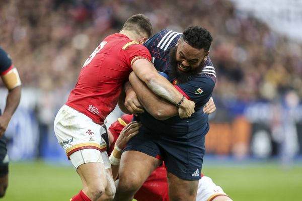 Uini Atonio aux prises avec deux Gallois lors du match France/Galles de mars 2017