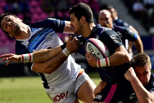 Le joueur Morne Steyn du Stade Français' Morne Steyn taclé par les Castrais Anthony Jelonch et Julien Dumora durant le match de Top 14 au stade Jean Bouin le 11 mars 2018 à Paris.