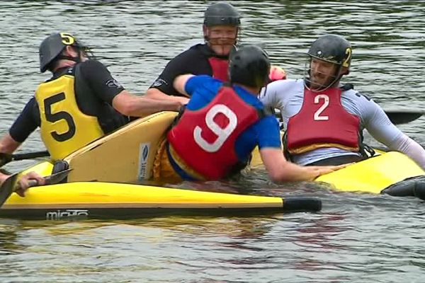 Sports : on a testé...le kayak-polo