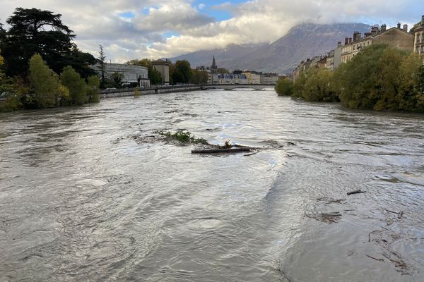 L'Isère a atteint 3,46 mètres à Grenoble à la mi-journée, un niveau proche de la crue record de 2015