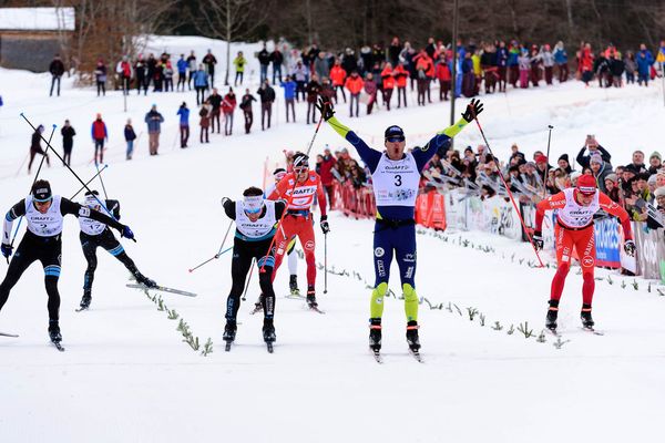 Robin Duvillard passe la ligne d'arrivée de la Transjurassienne 2017 devant Jean-Marc Gaillard et Yvan Perrillat-Boiteux