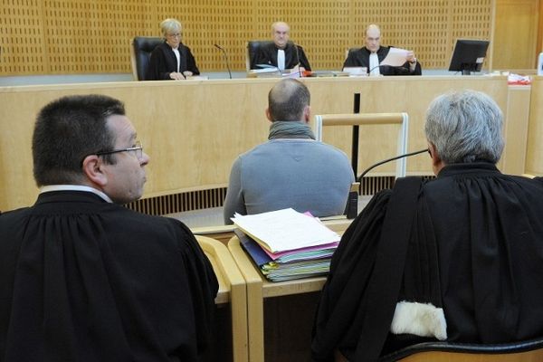 Montpellier - Nicolas Vizioz et ses avocats de dos face à la cour - 10 avril 2013.