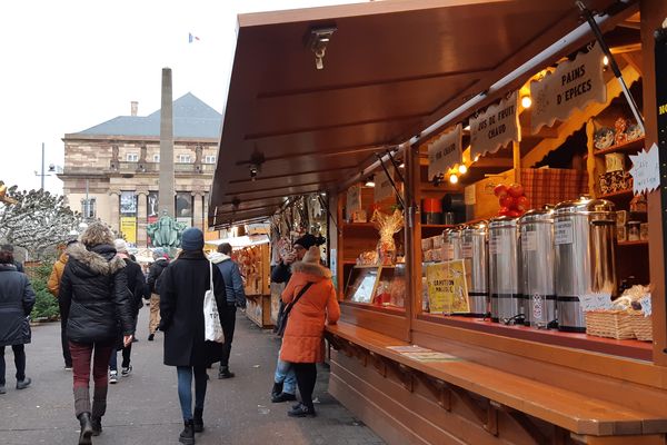 Les chauffages dans les cabanons du marché de noël de Strasbourg et Colmar font débat.