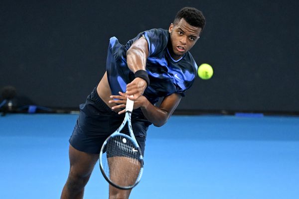 Le Lyonnais âgé de 21 ans est la sensation du moment dans le tennis français. Après ses victoires en tournoi à Lyon et Bâle, il s'est hissé à la 31ème place mondiale. Il jouera samedi pour une demi-finale de ce tournoi ATP 250 de Brisbane ... possiblement contre Novak Djokovitch.