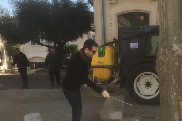 Le maire Genies Balazun (SE) désinfecte la place du village