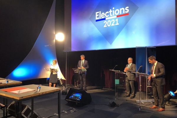 Les quatre candidats du second tour des élections régionales en Bourgogne-Franche-Comté lors du débat ce jeudi 24 juin