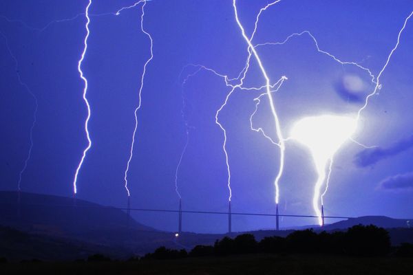 Des éclairs sur le viaduc de Millau, en août 2013