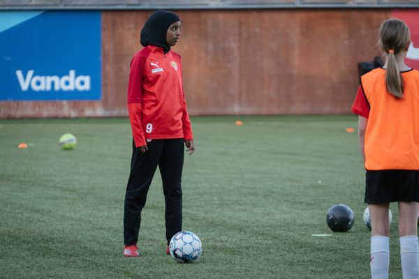 Les "Hijabeuses", un collectif de footballeuses, militent pour le droit à porter le voile lors de compétitions sportives.