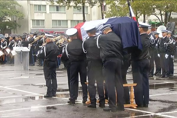 En octobre 2013, un hommage national est rendu au policier tué pendant une intervention, en présence de Manuel Valls