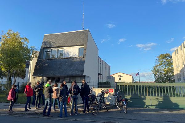 Une vingtaine de manifestants devant la gendarmerie de Poitiers.