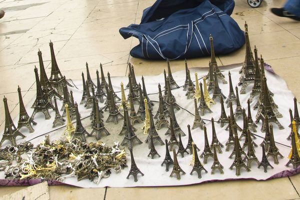 20 tonnes de Tour Eiffel miniature saisies à Paris