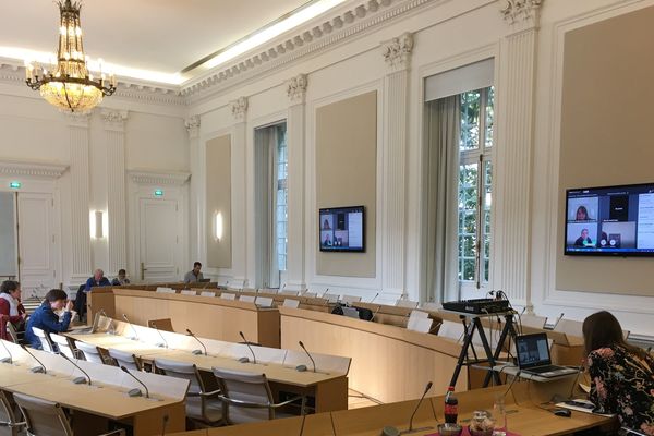 Un conseil municipal exceptionnel en visioconférence à Nantes qui a commencé par une minute de silence en hommage aux victimes du covid-19