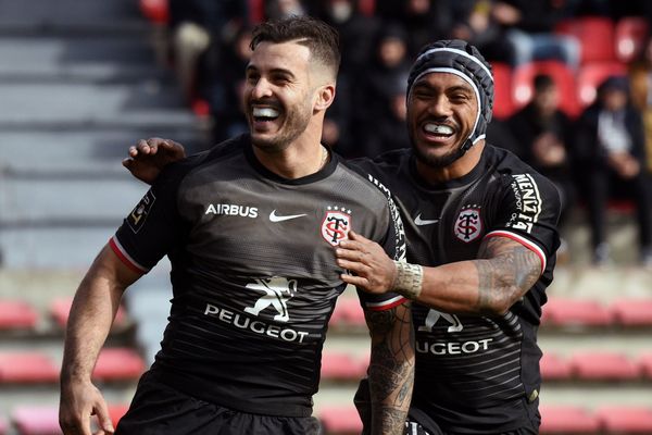 L'ailier toulousain Sofiane Guitoune, auteur de deux essais contre Grenoble, avec le centre néo-zélandais du Stade Pita Ahki