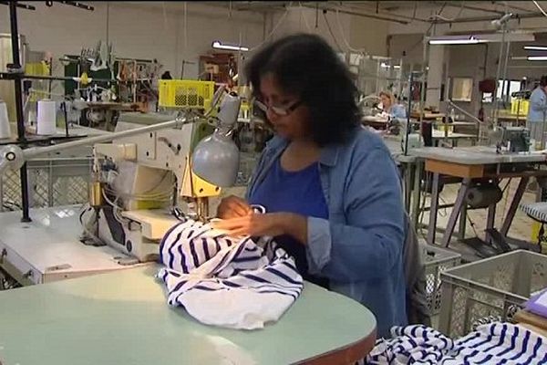 Une couturière de l'usine de confection Le Minor à Guidel