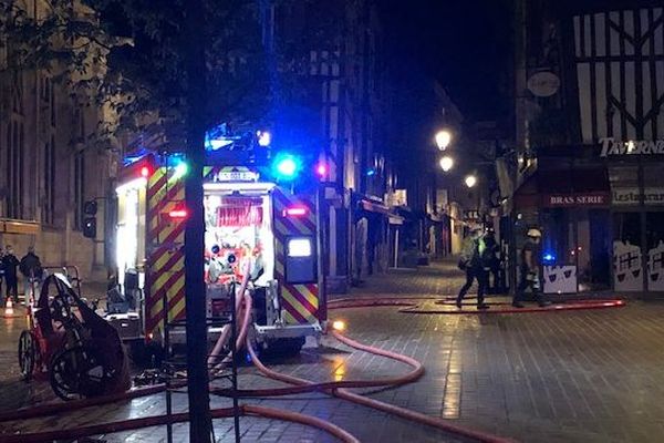 Le feu est parti vers 23h30 au niveau de la cave, dans le compteur électrique. Huit personnes sont sorties de leur appartement. Elles ont pu le regagner un peu plus tard, dans la nuit. 