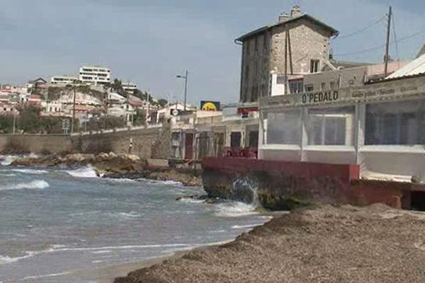 La mairie veut imposer des terrasses démontables sur les plages de la Pointe Rouge.