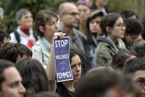 On estime que 213 000 femmes majeures sont victimes chaque année de violences physiques de la part de leur conjoint ou ex-conjoint, en France.