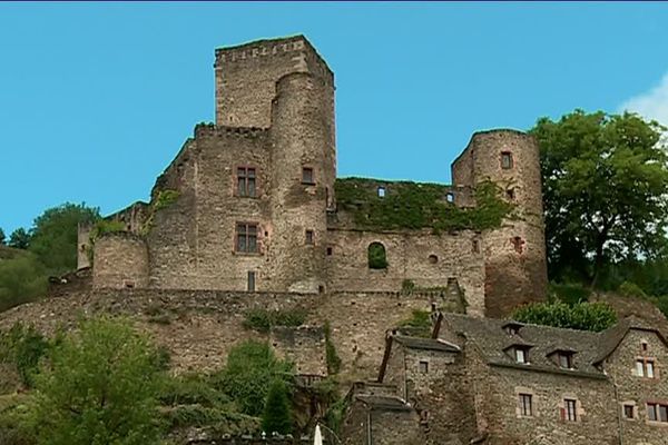 Alors qu'il était voué à tomber en ruines, les château de Belcastel dans l'Aveyron a été sauvé dans les années 70 par un célèbre architecte français. Tombé amoureux du château, il entreprit sa reconstruction, suivie par celle du village, depuis classé parmi les plus beaux villages de France.