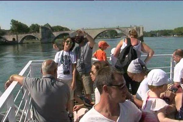 Depuis le Rhône, le pont d'Avignon s'offre aux touristes 