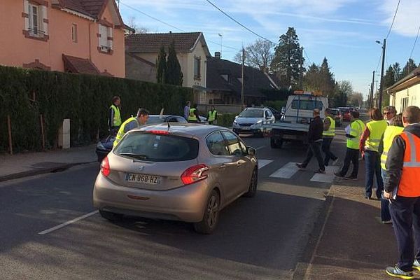 A Simandre, en Saône-et-Loire, les parents d'élèves ont ralenti la circulation sur la départementale entre Cuisery et Chalon-sur-Saône ce vendredi 10 avril 2015..