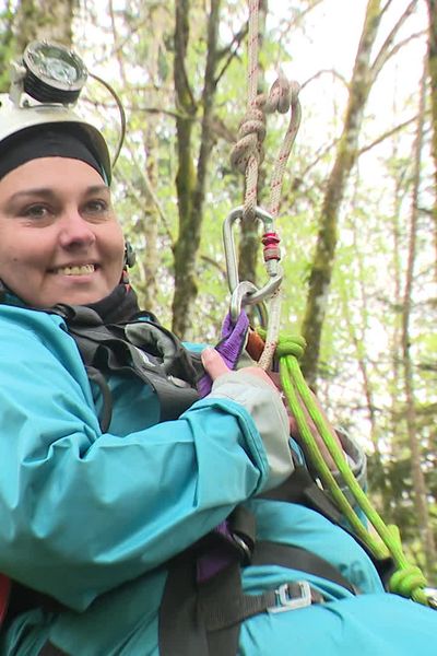 Une femme atteinte de la sclérose en plaques participe à une exploration de spéléologie, le 20 avril, dans le Jura.
