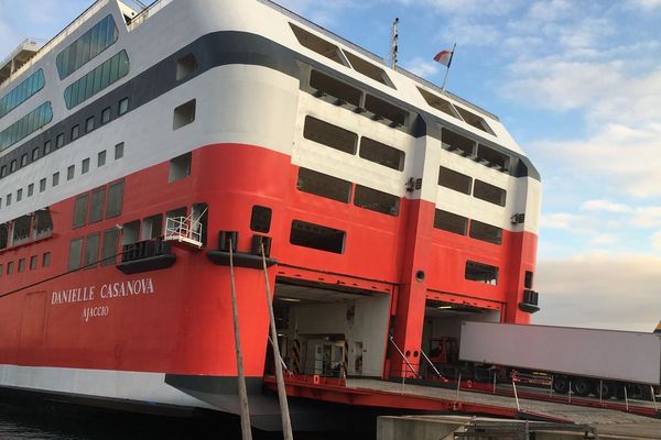 Bloqué depuis plusieurs jours à Propriano, le Danielle Casanova de la Corsica Linea a pu aujourd'hui charger du fret à Ajaccio dès la sortie de la grève ce vendredi. Direction : Marseille. 