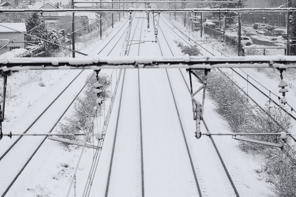 La neige sur les voies retardent les TGV Ici à Tours 