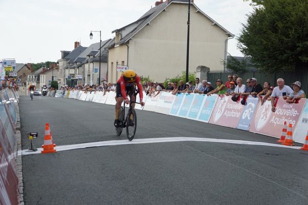 Soren Waerenskjold passe la ligne d'arrivée du contre-la-montre, jeudi 24 août 2023. S'il a finit deuxième, son temps lui a permis de reprendre la tête du classement général.