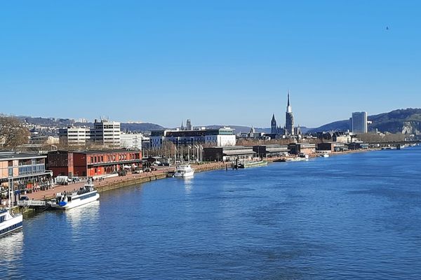 A Rouen, un LUNDI ensoleillé après les nuages du matin.