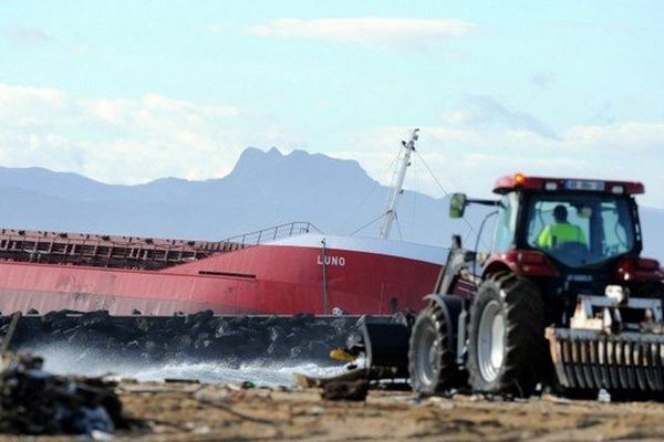 La partie avant de l'épave "Le Luno" échouée plage des cavaliers