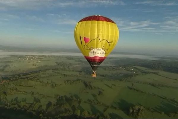 La montgolfière Chaîne des Puys, qui défend la classification Chaîne des Puys - faille de Limagne au Patrimoine Mondial de l’Unesco