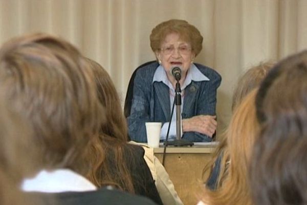 Odette Spingarn devant une classe de 3ème au collège Notre-Dame de Brive