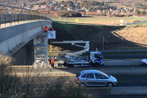 Après une expertise et des travaux de consolidation du pont enjambant l’autoroute, l' A75, près de Clermont-Ferrand est rouverte à la circulation dans les deux sens, a indiqué la préfecture du Puy-de-Dôme, mercredi 19 décembre. 